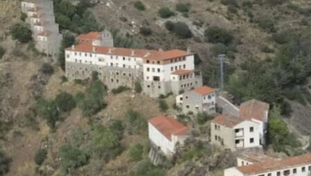 İ﻿spanya’da içinde 44 ev bulunan bir köy 260 bin Euro’ya satışa çıktı