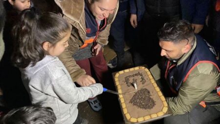 Kahramanmaraş’ta depremzede çocuğa doğum günü pastası sürprizi