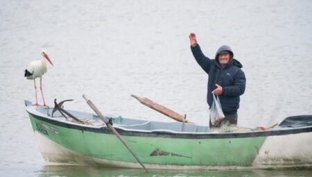 Yaren Leylek, 12. yılda da balıkçı Adem amcayı unutmadı!